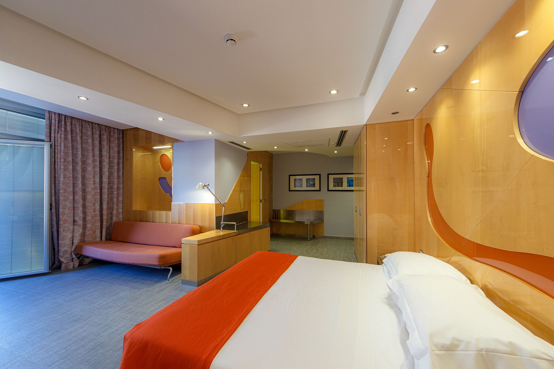 camera familiare con moquette o pavimento | in-room safe, desk, soundproofing, free wifi