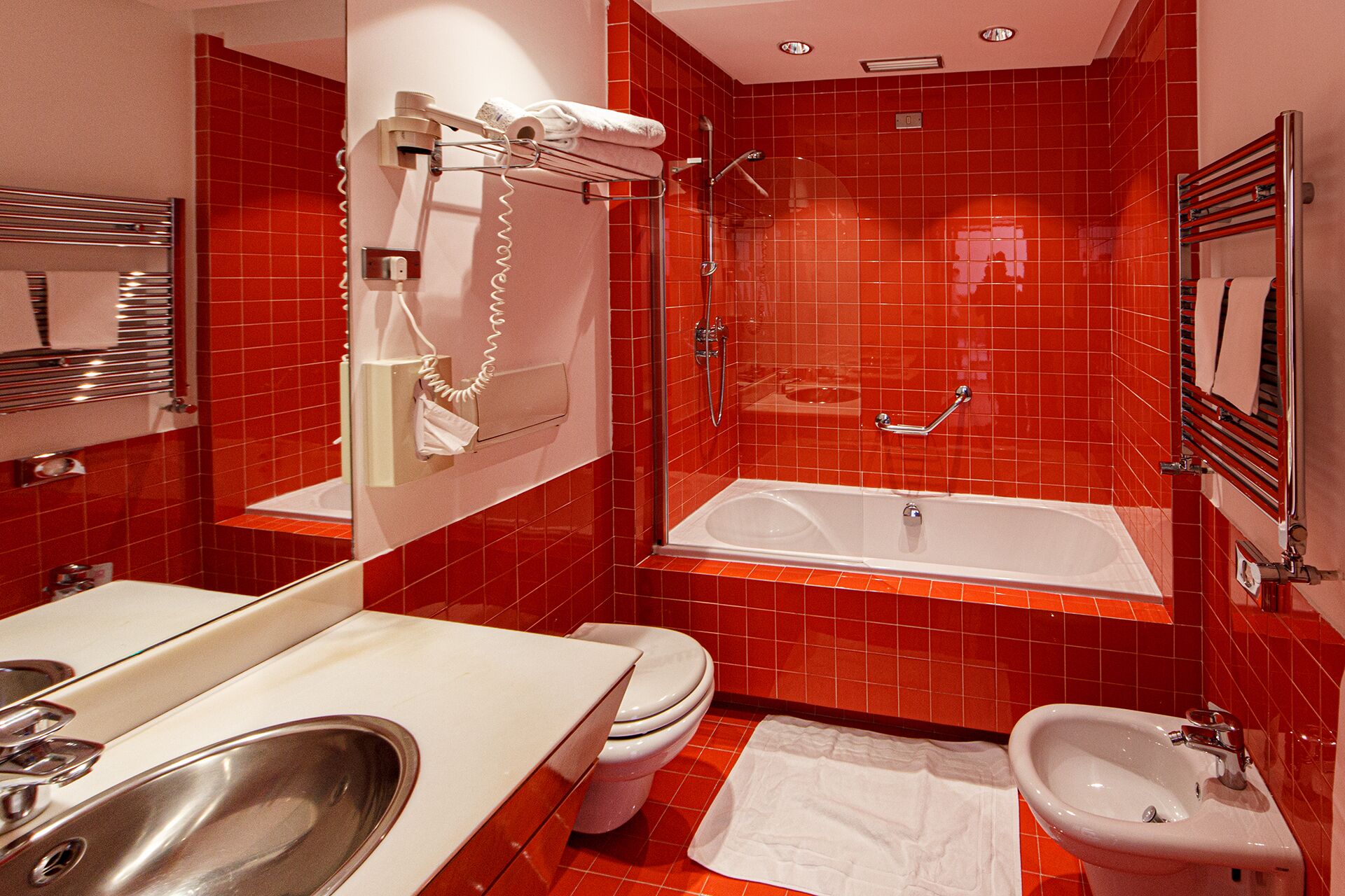 suite junior con moquette o pavimento | bathroom | slippers, towels