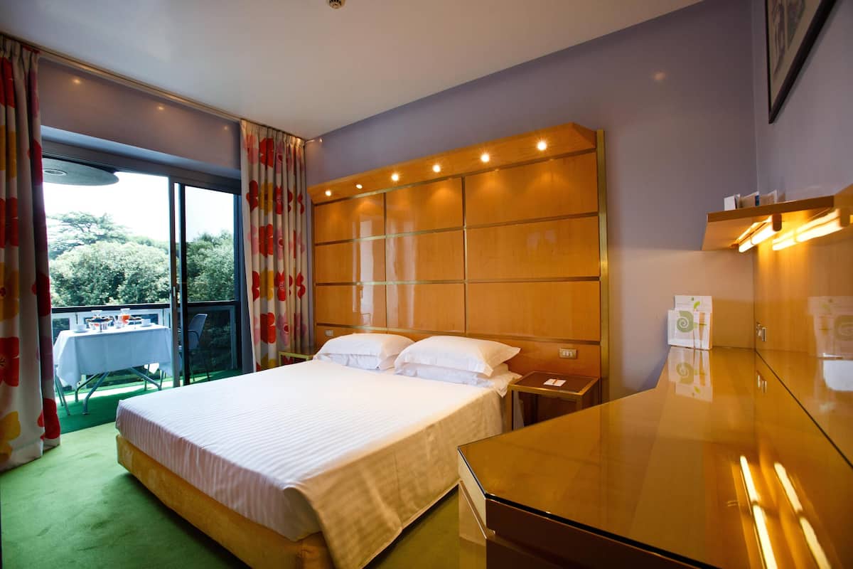 In-room safe, desk, soundproofing, free WiFi