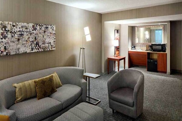 Deluxe Studio Suite, 1 King Bed | Hypo-allergenic bedding, pillowtop beds, desk, laptop workspace