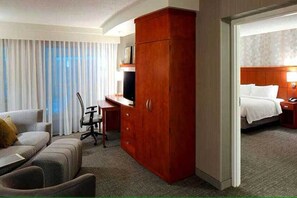 Family Studio Suite | Hypo-allergenic bedding, pillowtop beds, desk, laptop workspace