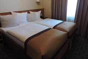Minibar, in-room safe, desk, blackout curtains - Best Western Hotel International (Luxembourg City)