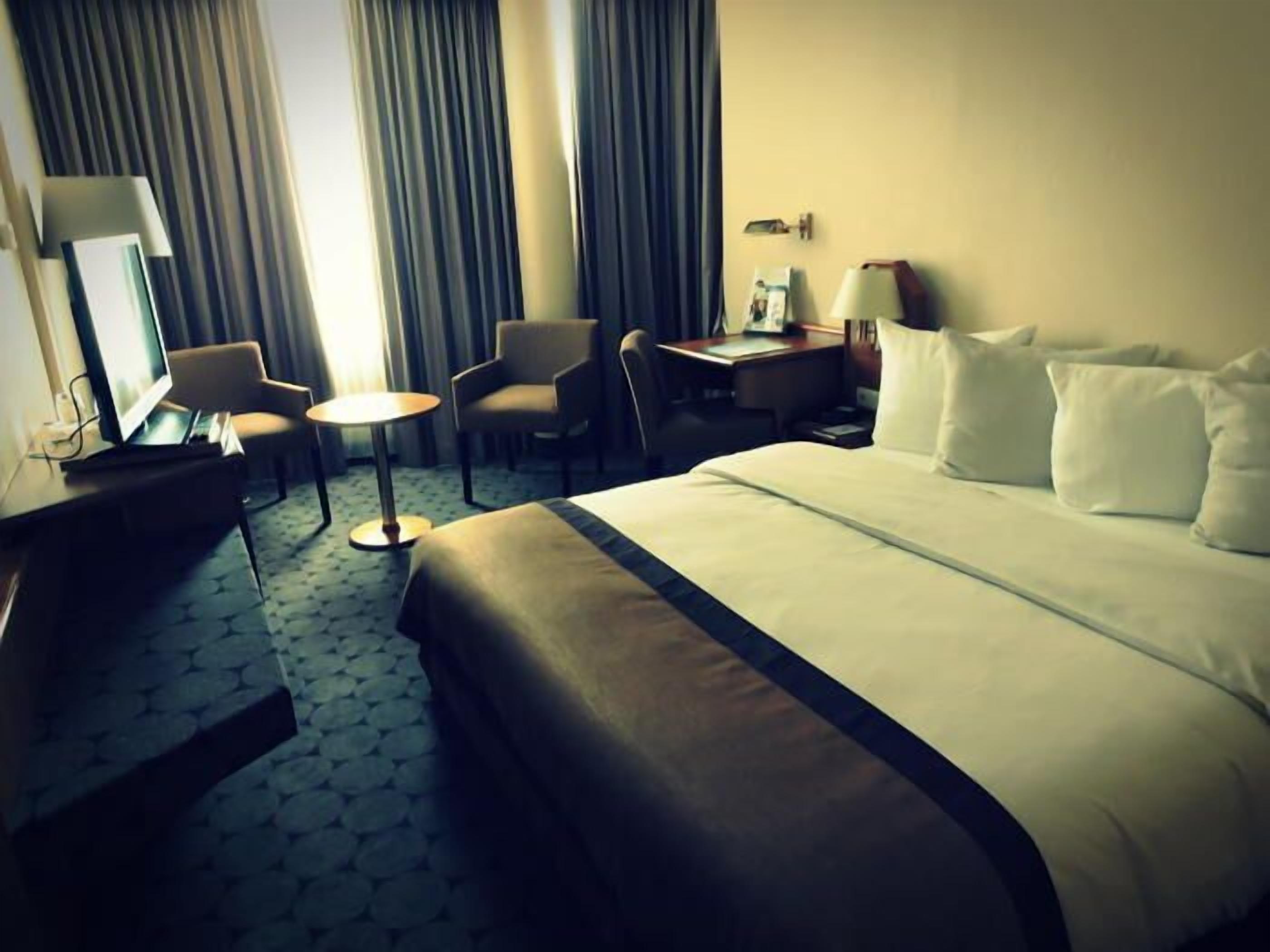 Een minibar, een kluis op de kamer, een bureau, verduisterende gordijnen