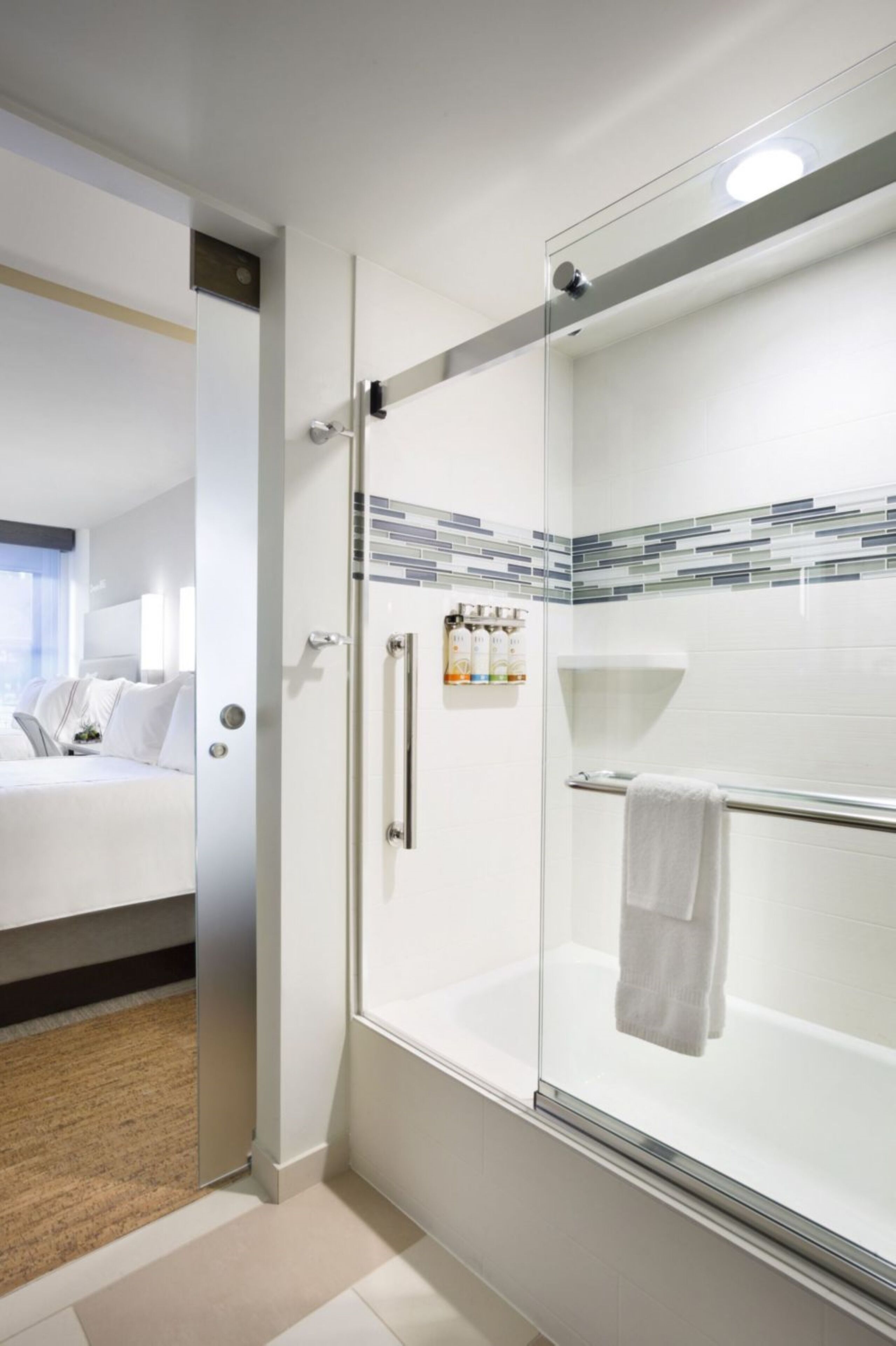 newly renovated 2 dbls bds bath shower combination | premium bedding, in-room safe, desk, free cots/infant beds