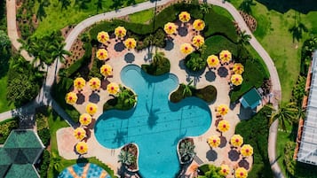 3 buitenzwembaden, zwembadcabana's (toeslag) en parasols bij het zwembad