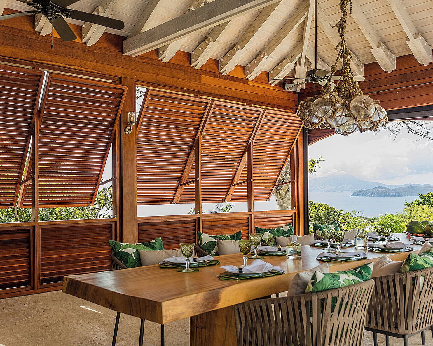 Four Bedroom Mahogany Hill Estate | Terrasse/Patio