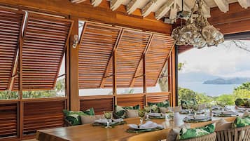 Four Bedroom Mahogany Hill Estate | Terrasse/Patio