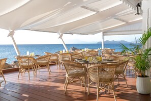 4 restaurants, breakfast, lunch, dinner served; Caribbean cuisine