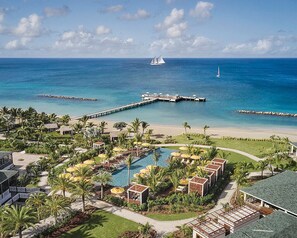 3 piscinas al aire libre, camas de piscina con cargo, sombrillas