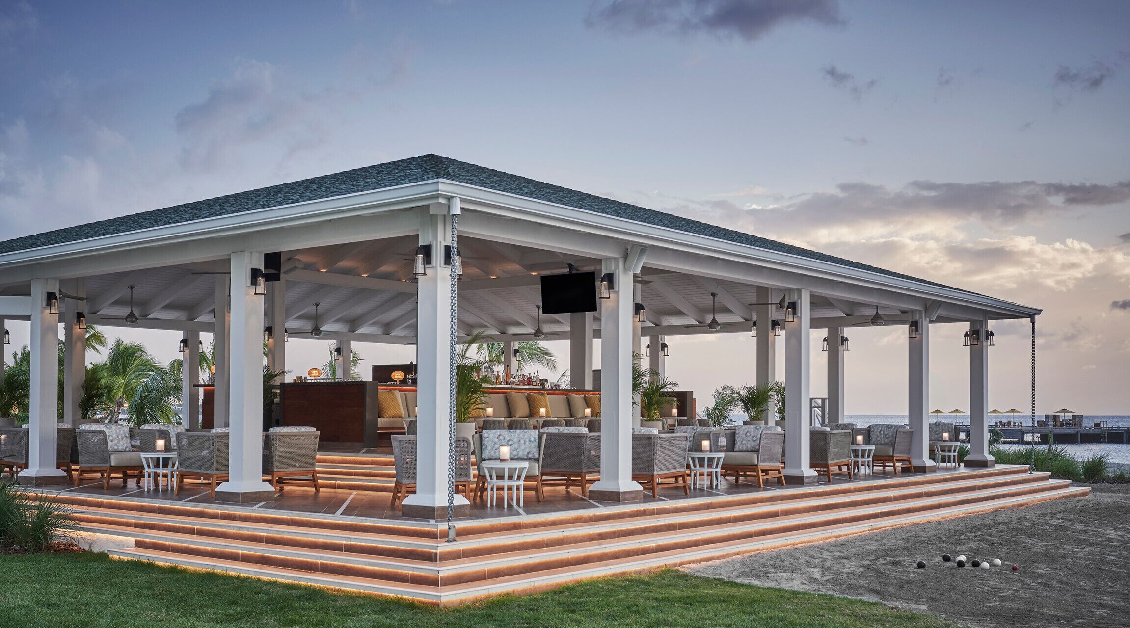 3 bars/lounges, poolside bar, beach bar