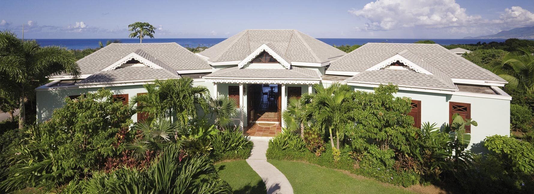 Four Bedroom Sunset Hill Villa | Allergitestet sengetøy, minibar og safe på rommet