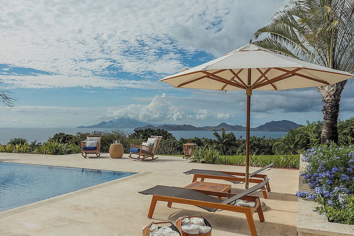 Four-Bedroom Mahogany Hill Estate | Vista desde la habitación