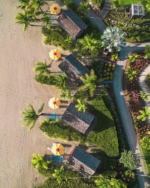 Sur la plage, cabana (supplément), chaise longue, parasol