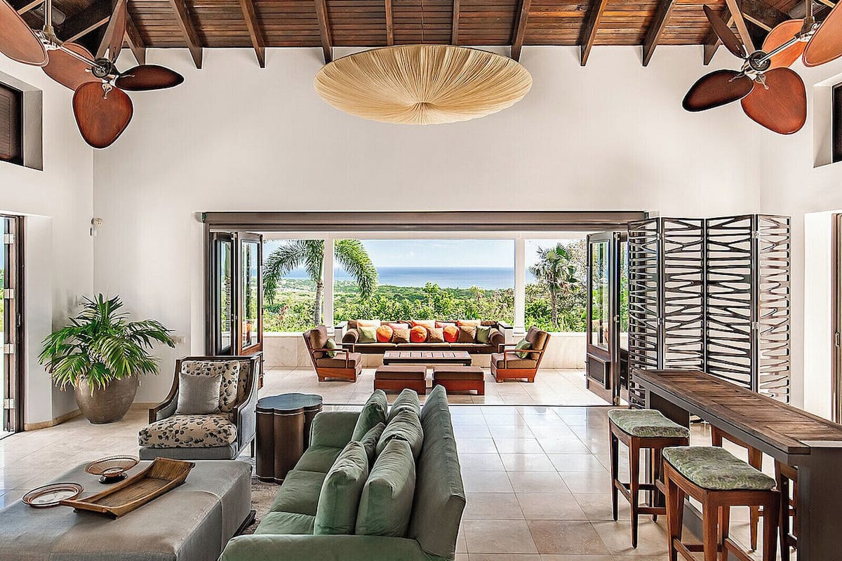 Habitación, 3 habitaciones (Stewarts Estate) | Área de sala de estar | Televisión de pantalla plana y reproductor de DVD