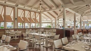 4 restaurants; breakfast, lunch and dinner served