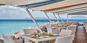 4 restaurantes; se sirve desayuno, almuerzo y cena; cocina caribeña
