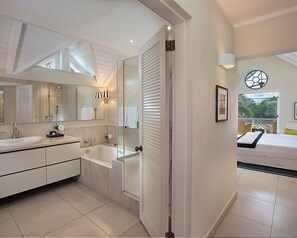 Three Bedroom Palm Grove Residence with Pool | Salle de bain