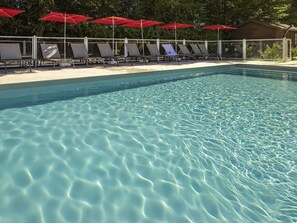 季节性开放的室外游泳池