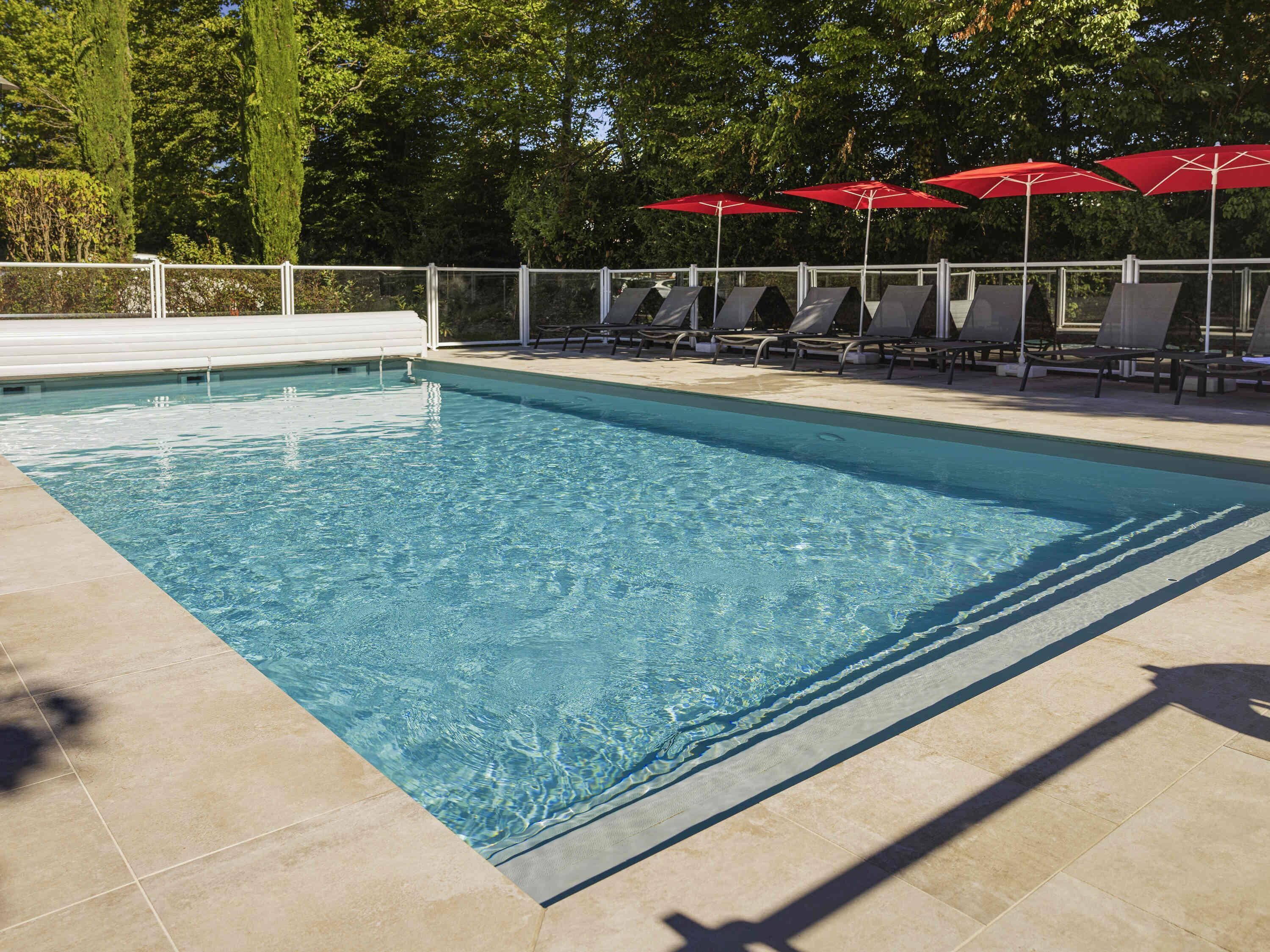 Una piscina al aire libre de temporada