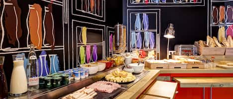 Dagelijks ontbijtbuffet (EUR 9.90 per persoon)