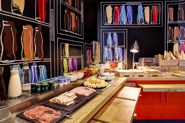 Desayuno buffet diario (EUR 9.90 por persona)