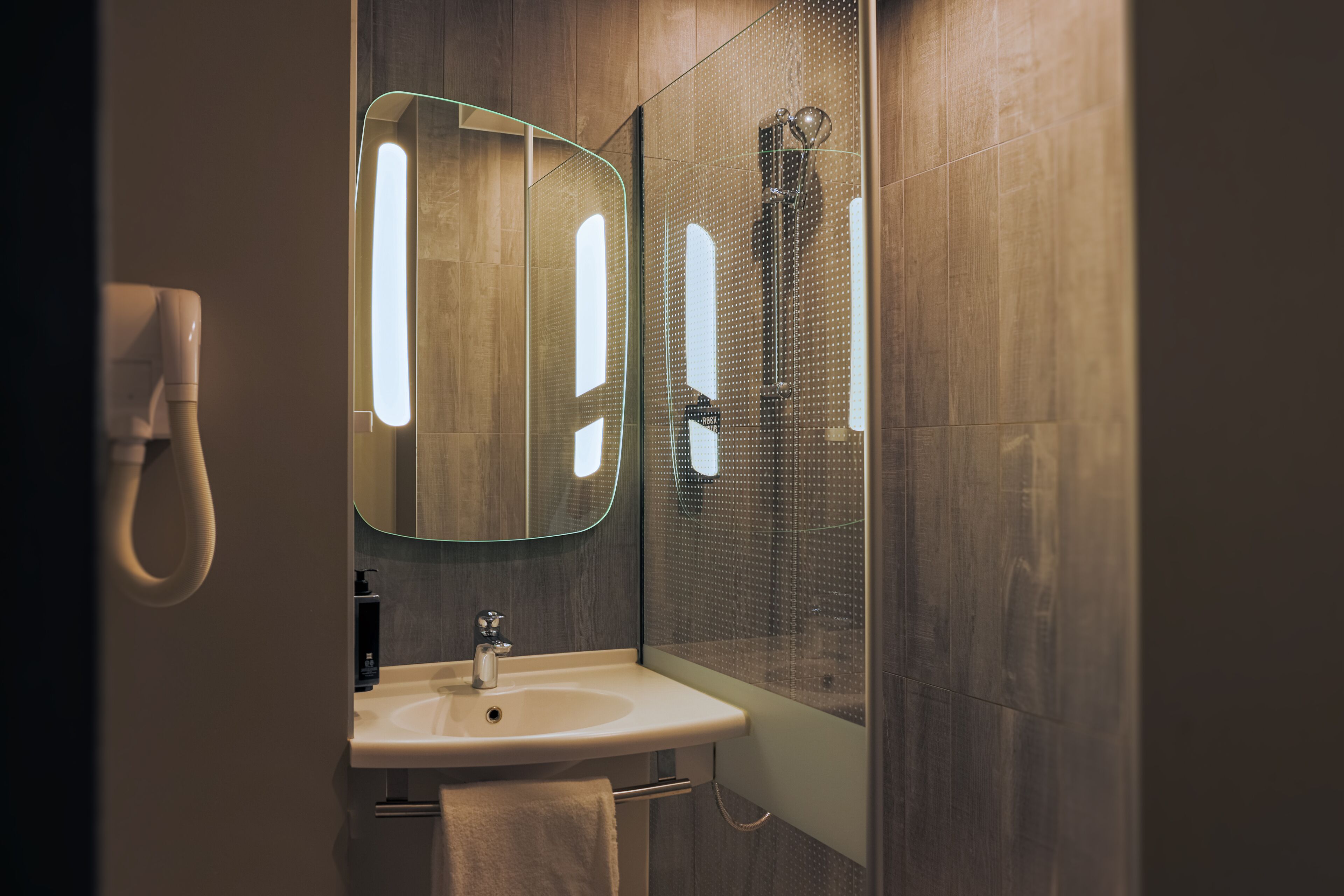 Bañera con ducha, artículos de tocador ecológicos, secador de pelo