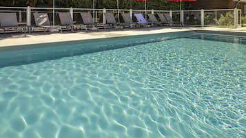 Una piscina al aire libre de temporada