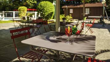 Se sirven almuerzos y cenas, restaurante con mesas al aire libre