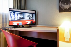 Zweibettzimmer, 2 Einzelbetten | Hochwertige Bettwaren, Schreibtisch, laptopgeeigneter Arbeitsplatz