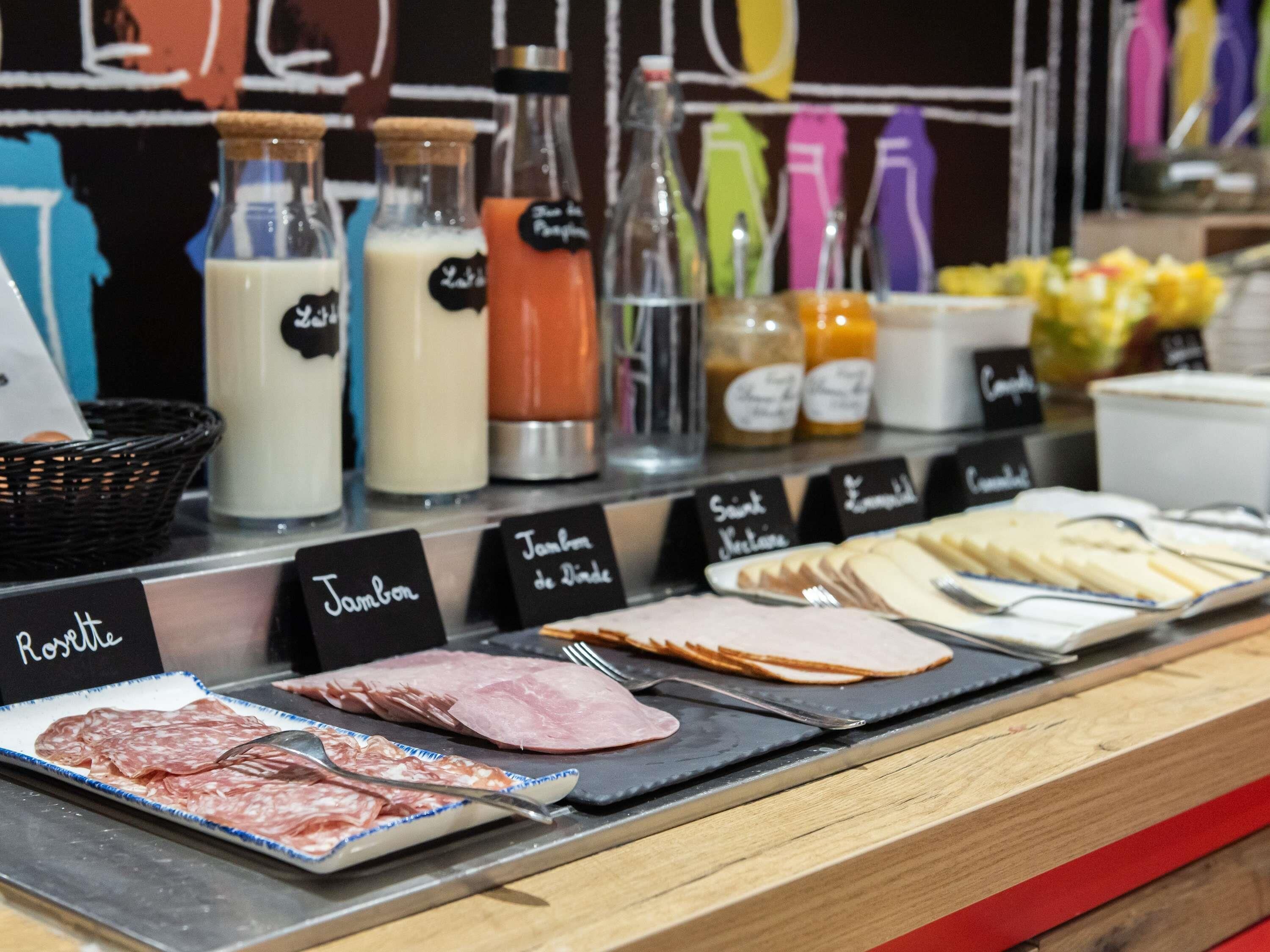 Un mostrador de tapes amb diferents carns i condiments.