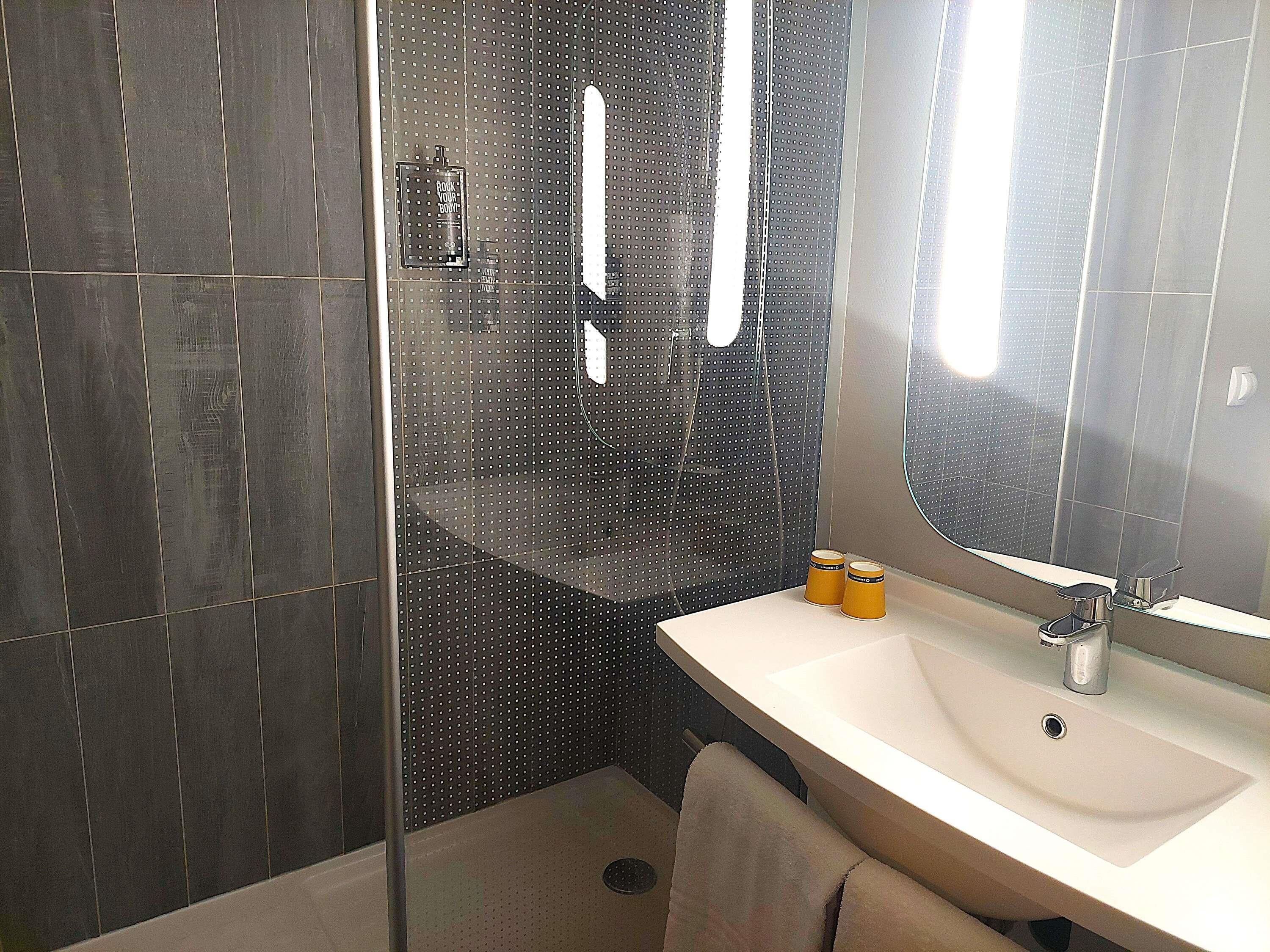 standard room, 1 double bed | hypo-allergenic bedding, in-room safe, desk, free wifi