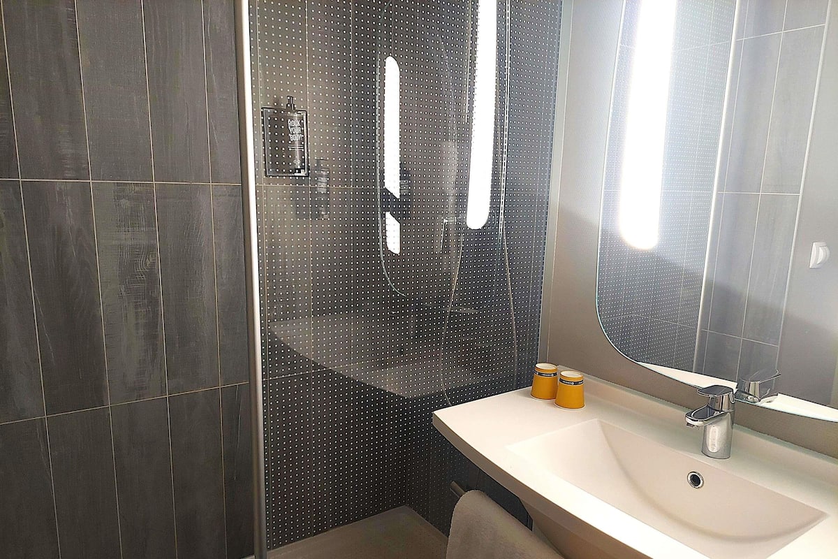 Standard Room, 1 Double Bed | Hypo-allergenic bedding, in-room safe, desk, free WiFi