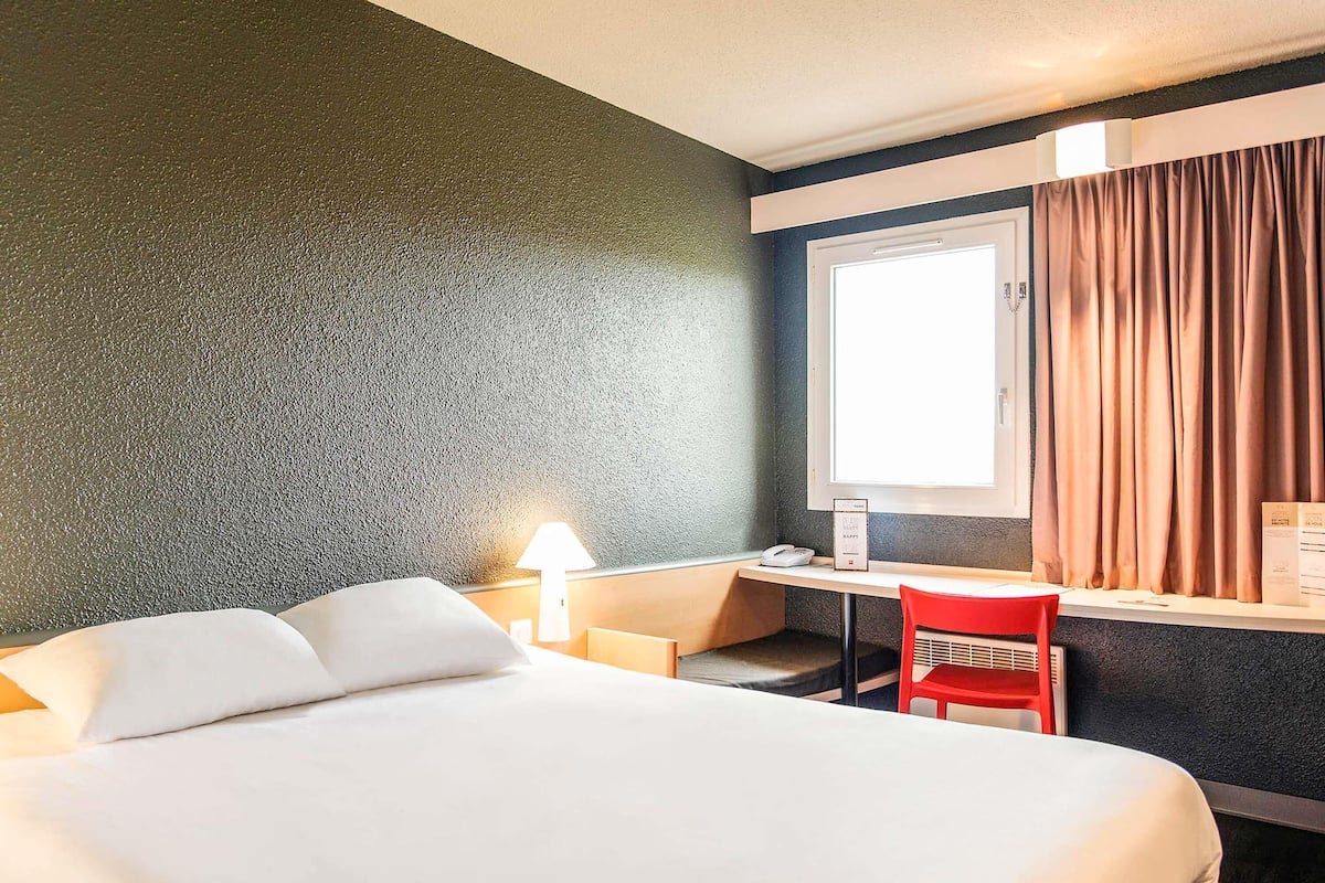 Standard Room, 1 Double Bed | Hypo-allergenic bedding, in-room safe, desk, free WiFi