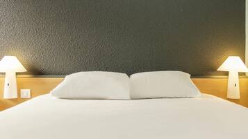 Hypo-allergenic bedding, in-room safe, desk, free WiFi
