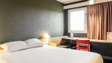 Quarto standard, 1 cama de casal | Roupas de cama antialérgicas, cofres nos quartos, escrivaninha