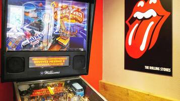 Enjoy classic pinball action at this entertainment venue, featuring a Tunkard-themed pinball machine and a nostalgic Rolling Stones display.