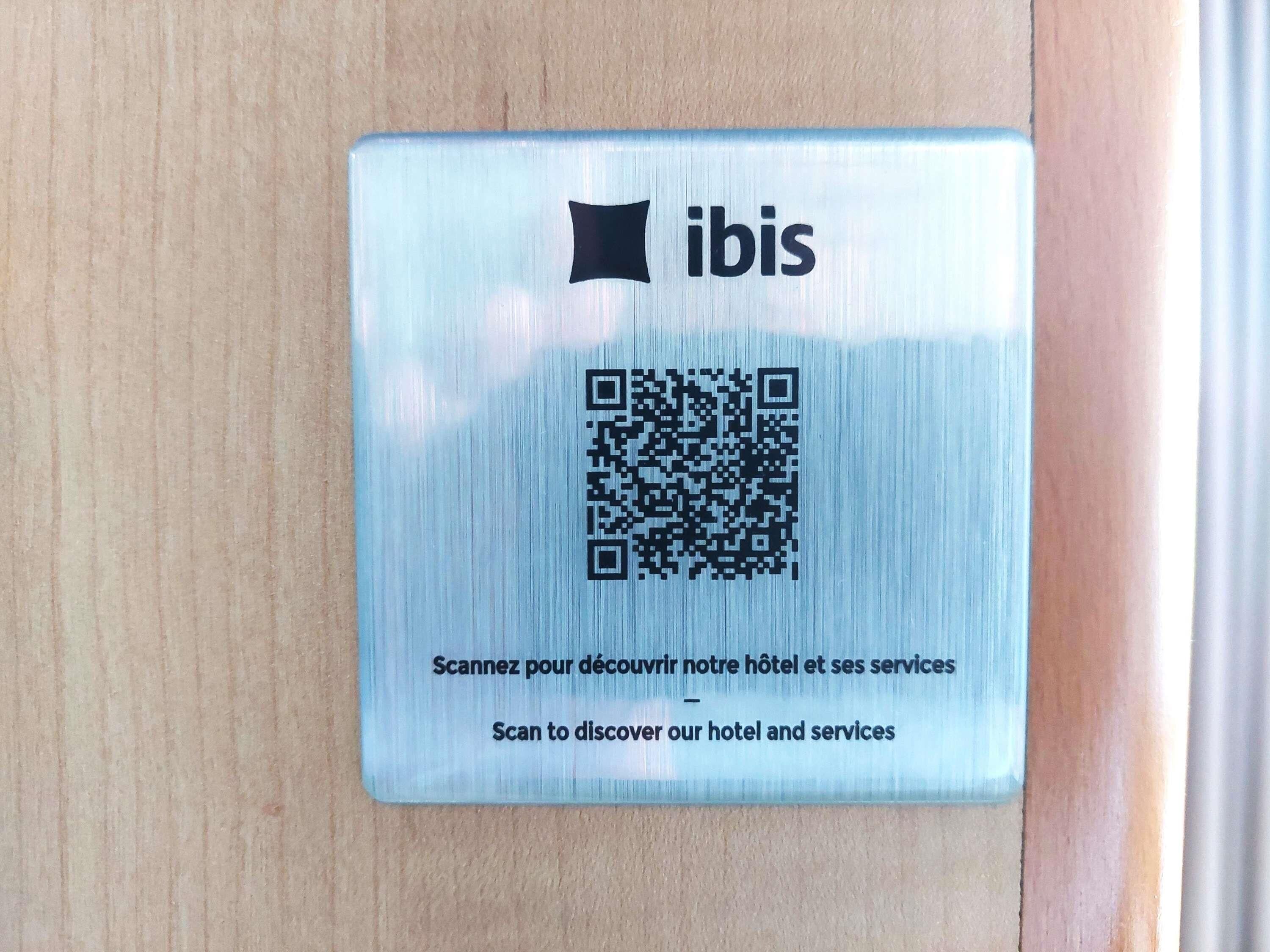 hypo-allergenic bedding, in-room safe, desk, free wifi