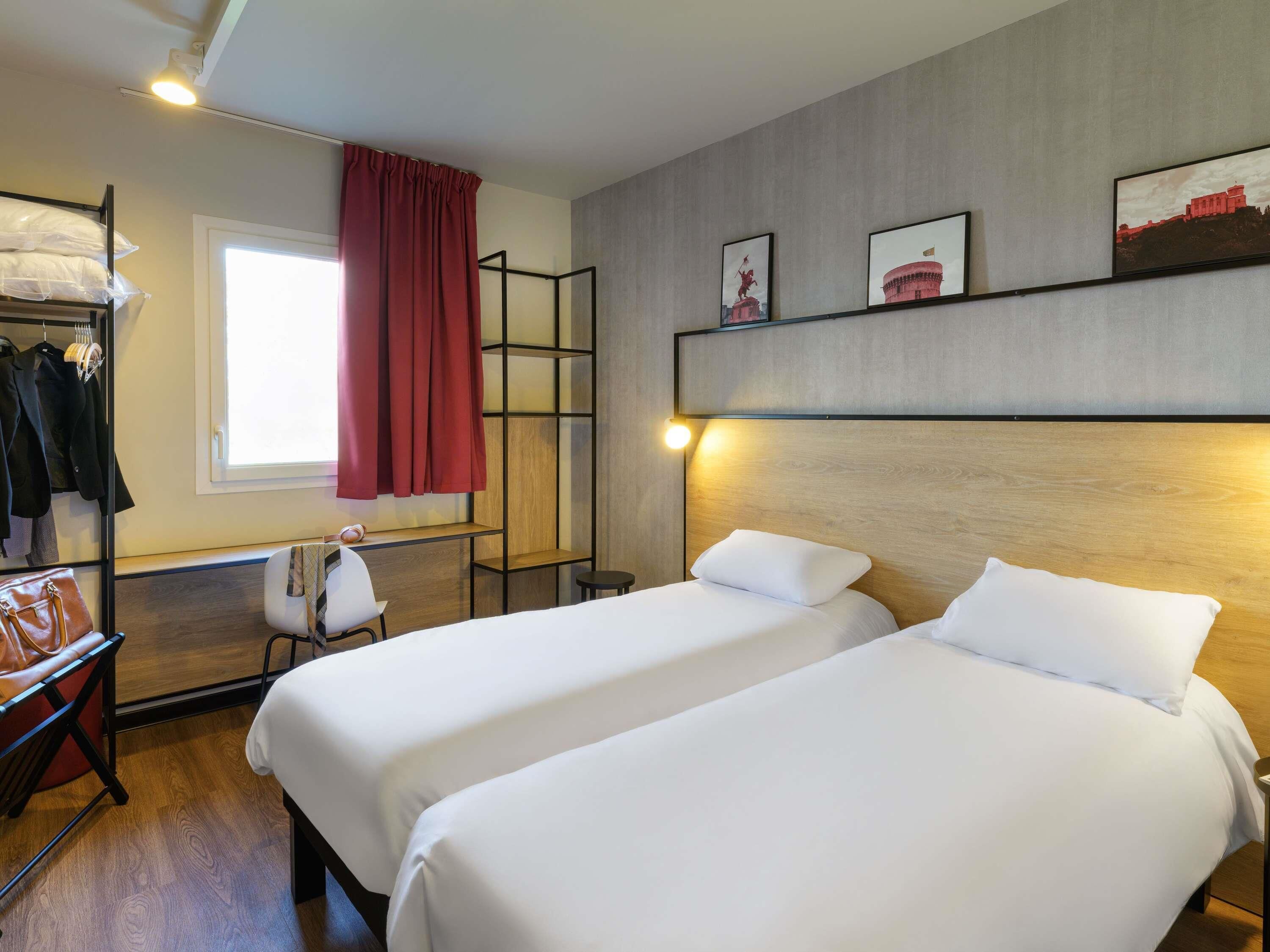 Hypo-allergenic bedding, in-room safe, desk, free WiFi