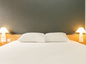 Standaard kamer, 1 tweepersoonsbed | Hypoallergeen beddengoed, een kluis op de kamer, een bureau, gratis wifi