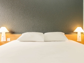Standardzimmer, 1 Doppelbett | Allergikerbettwaren, Zimmersafe, Schreibtisch, kostenloses WLAN