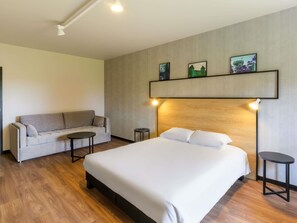 Hypo-allergenic bedding, in-room safe, desk, free WiFi