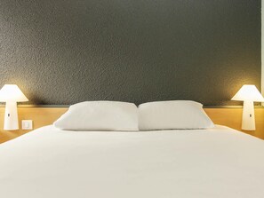 Hypo-allergenic bedding, in-room safe, desk, free WiFi - ibis Falaise Coeur de Normandie (Falaise)