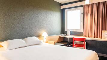 Standaard kamer, 1 tweepersoonsbed | Hypoallergeen beddengoed, een kluis op de kamer, een bureau, gratis wifi