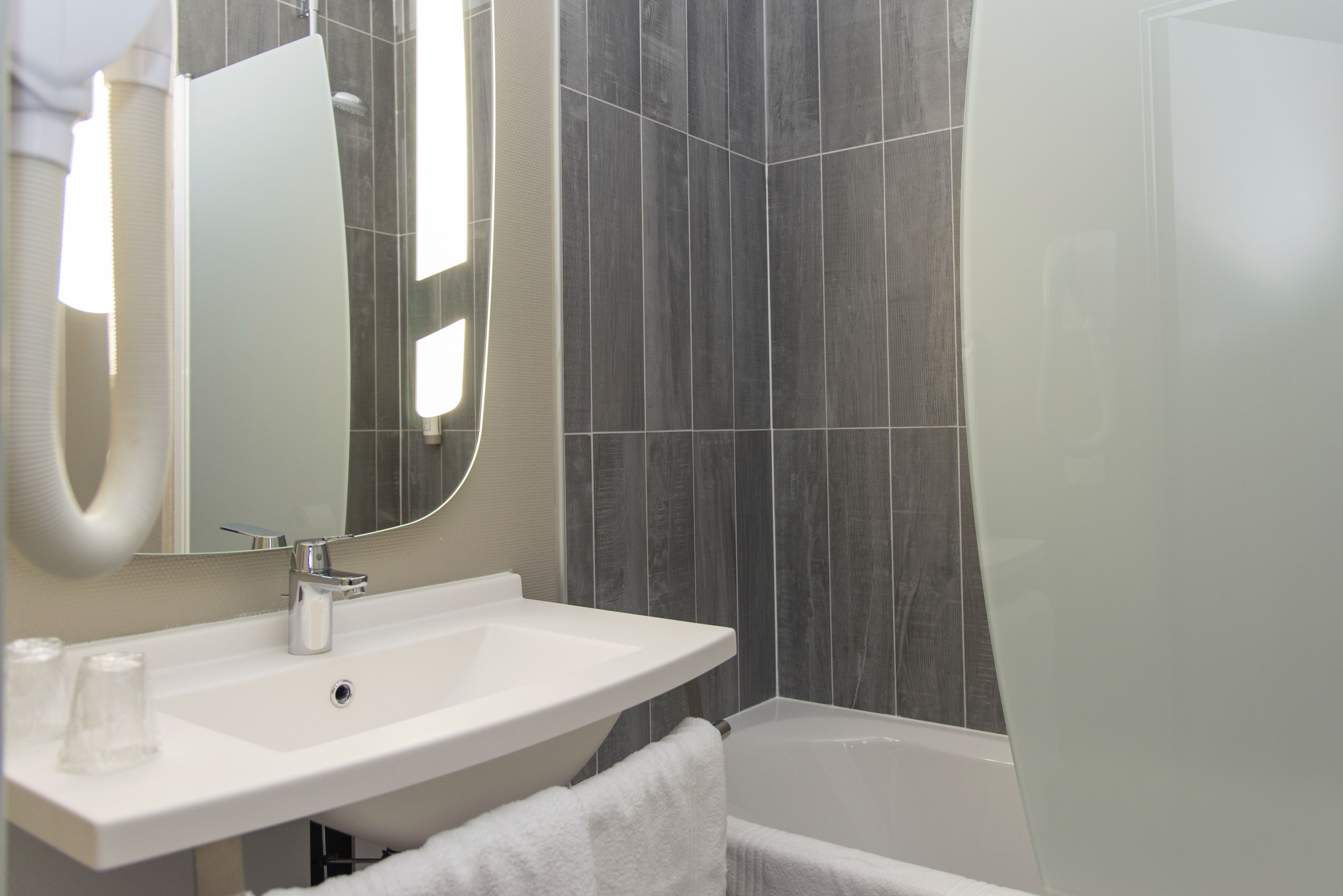 Habitación estándar, 1 cama matrimonial | Baño | Tina profunda, amenidades de baño ecológicas, secadora de cabello 