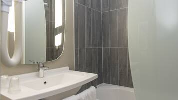 Habitación estándar, 1 cama matrimonial | Baño | Tina profunda, amenidades de baño ecológicas, secadora de cabello