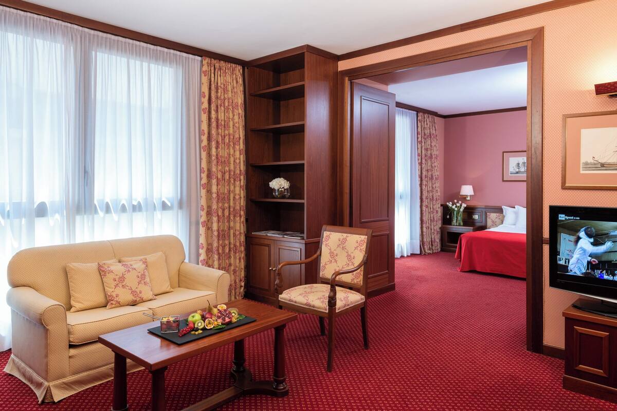 Süit, Birden Çok Yatak | Minibar, odada kasa, masa, dizüstü bilgisayar çalışma alanı 