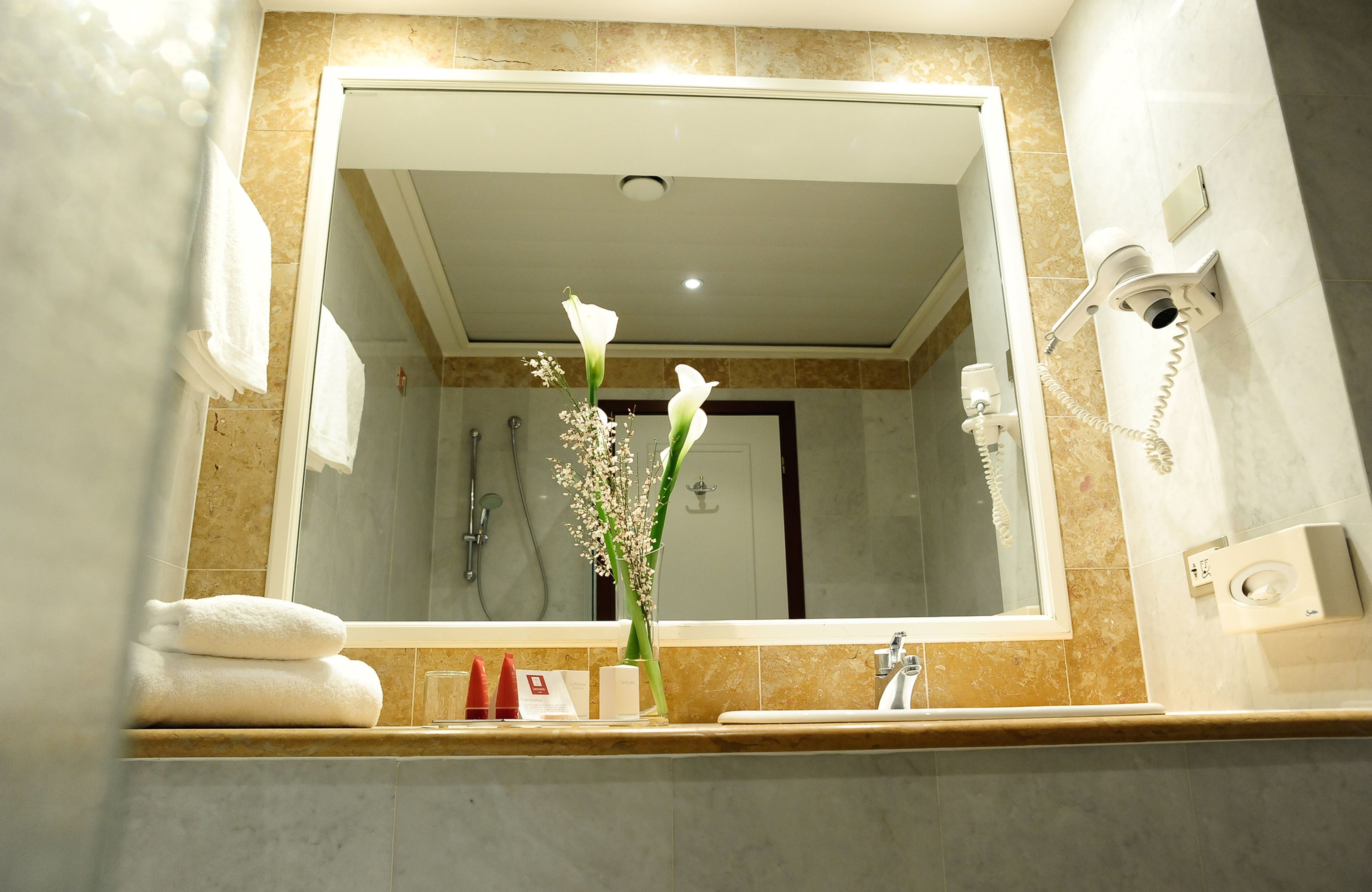 Comfort-Zimmer | Badezimmer | Kostenlose Toilettenartikel, Haartrockner, Handtücher