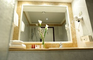Comfort Room | Bathroom | Free toiletries, hair dryer, towels - Leonardo Hotel Milan City Center (Milan)