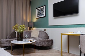 Minibar, Zimmersafe, individuell eingerichtet, Schreibtisch