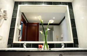 Suite, 1 King Bed | Bathroom | Free toiletries, hair dryer, towels